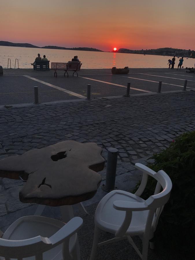 Ayshe Hotel Foça Esterno foto