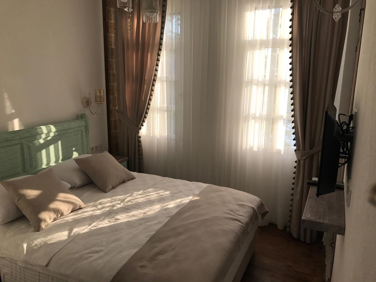 Ayshe Hotel Foça Esterno foto