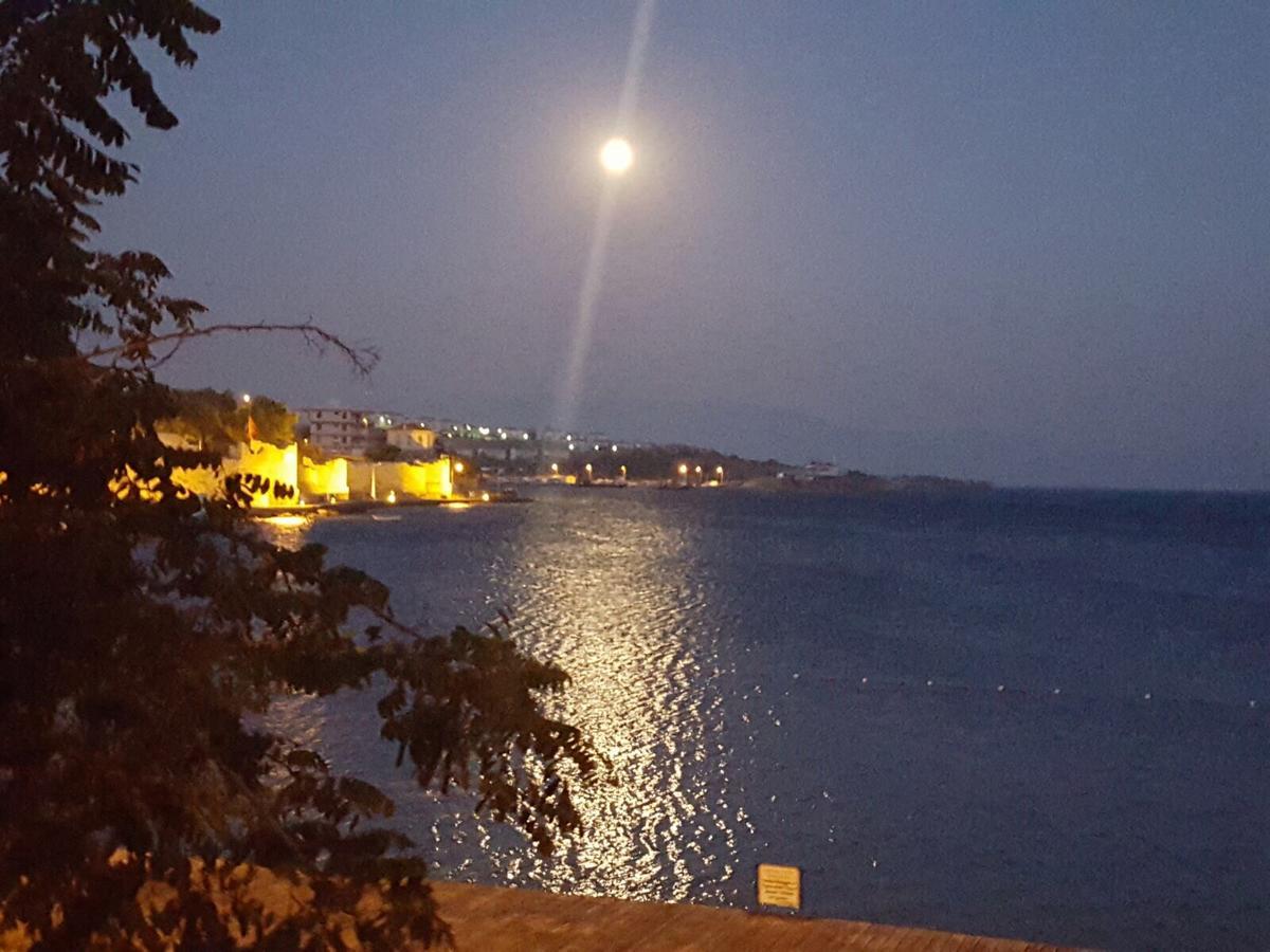 Ayshe Hotel Foça Esterno foto